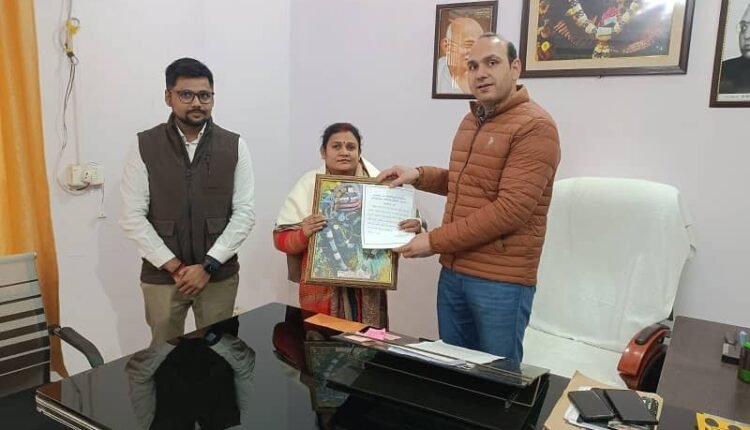 Sonbhadra: BLO Roshnavati honored for achieving 100% target in SIR work