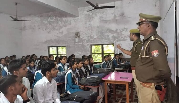 Sonbhadra: Police briefed students on how to protect themselves from cybercrime, saying, "Be alert, stay safe."
