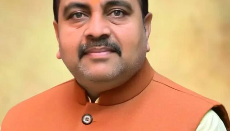 Sonbhadra: Crops destroyed due to weather, former district president demands compensation for farmers