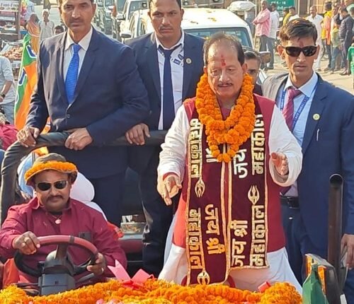 Deputy CM Vijay Kumar Sinha's road show in Lakhisarai, supporters showered flowers from JCB