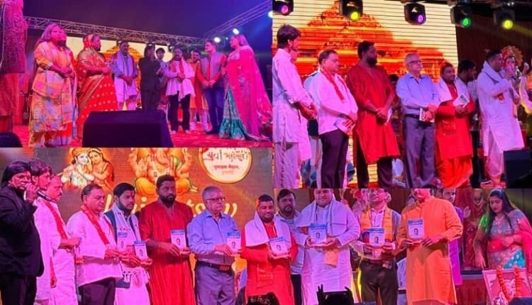 On the fifth day of Hardoi Yuva Khadi Mahotsav, a devotional evening of Bhajanotsav was organised and the book 'Mere Guruvar' was released.