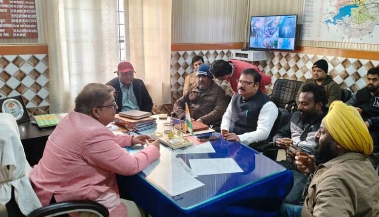 Sonbhadra: Trade organization submits memorandum regarding health facilities, demands concrete action from CMO.