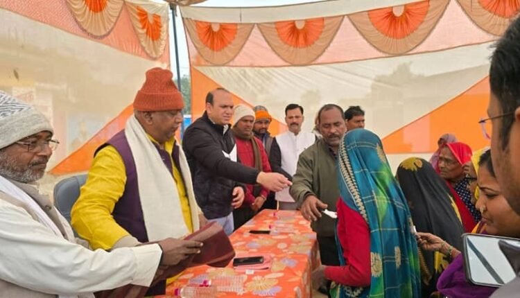 Sonbhadra: The SDM and former MP distributed blankets amidst the biting cold.