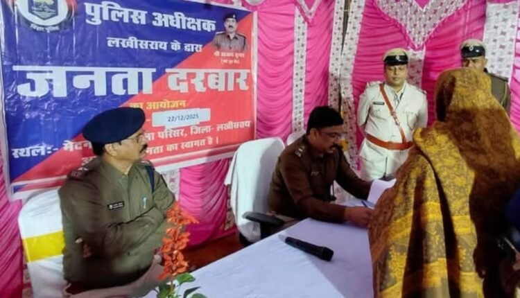 Lakhisarai SP Ajay Kumar inspected the Mednichowki police station. After the inspection, he distributed blankets among poor and helpless people.