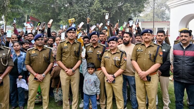 Barabanki: The surveillance cell and police recovered 160 mobile phones worth Rs 30 lakh with the help of the CEIR portal; the SP handed over the phones to their owners.