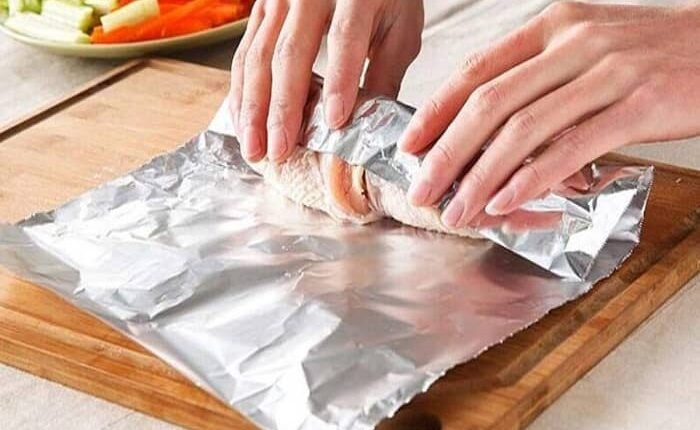 Excessive use of aluminum foil can be harmful to health; learn about the risks involved.