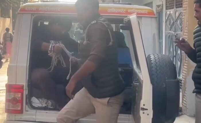 In a dispute over a pension, a son killed his mother, then went to the police station and surrendered after the murder.