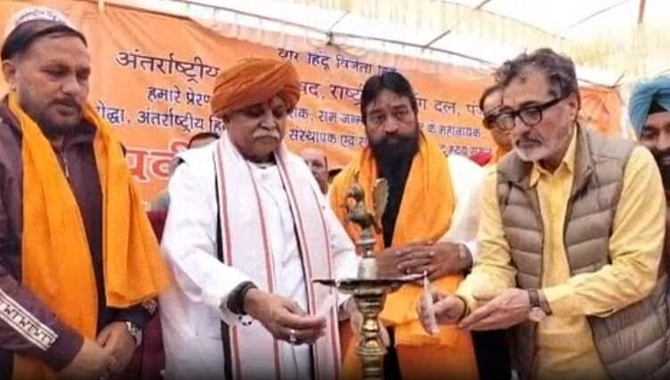 Dr. Praveen Togadia visits Amritsar, praises cow shelter service, and warns against stopping atrocities against Hindus in Bangladesh.