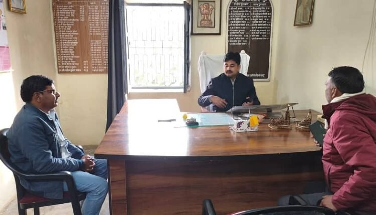 Sonbhadra: A delegation of the National Educational Federation met with the BSA regarding the teachers' pending demands.