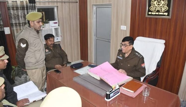 Rampur: Superintendent of Police along with ASP made a surprise inspection of Shahjahannagar police station.