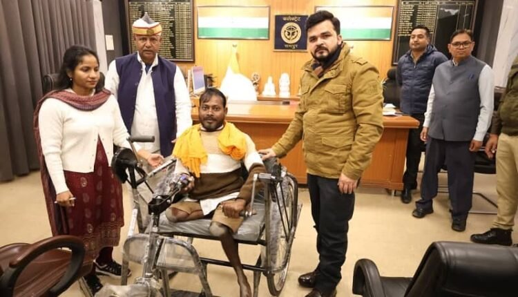 During the public grievance redressal session, the District Magistrate provided a tricycle to a disabled beneficiary.