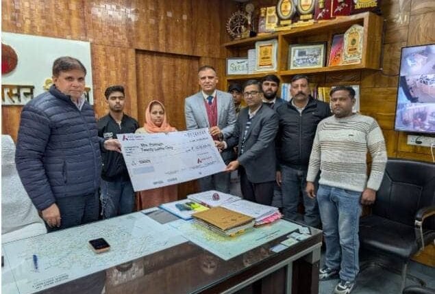 Ellenabad: A check of Rs. 24 lakh in financial assistance was handed over to the family.
