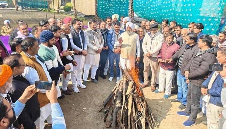 Ellenabad: The BJP celebrated the festival of Lohri with great enthusiasm.
