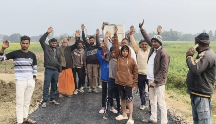 Sonbhadra: Villagers angered by substandard road construction, stage protest with slogans.