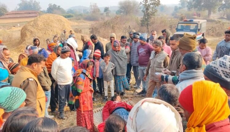 Sonbhadra: Woman commits suicide by hanging, leaving her three young children motherless.