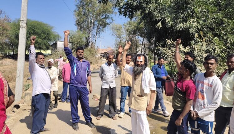 Sonbhadra: Villagers express anger over substandard CC road construction.