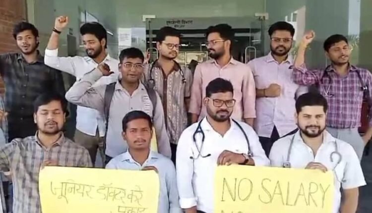 Sonbhadra: Salary Crisis Erupts; Doctors Go on Strike, Services at Medical College Disrupted