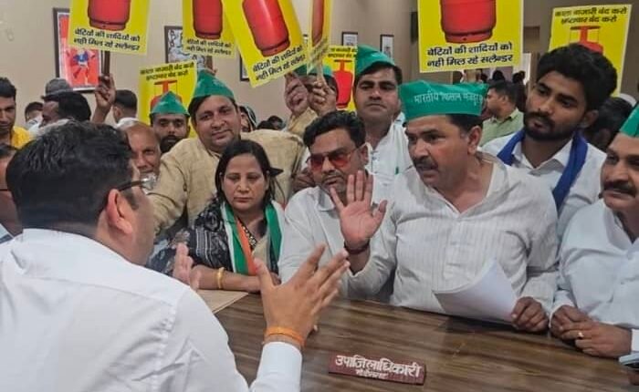 Protest Against Gas Black Marketing in Modinagar; Hundreds Stage Demonstration at the Tehsil Office