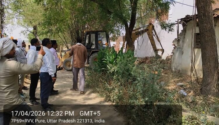 Mirzapur: SDM Sadar Demolishes Illegal Encroachment Using a JCB; Reclaims Barren Gram Sabha Land