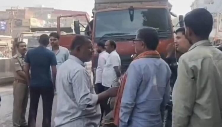 Sonbhadra: Rapid action against overloaded sand, three trucks seized in a direct attack on the mafia.