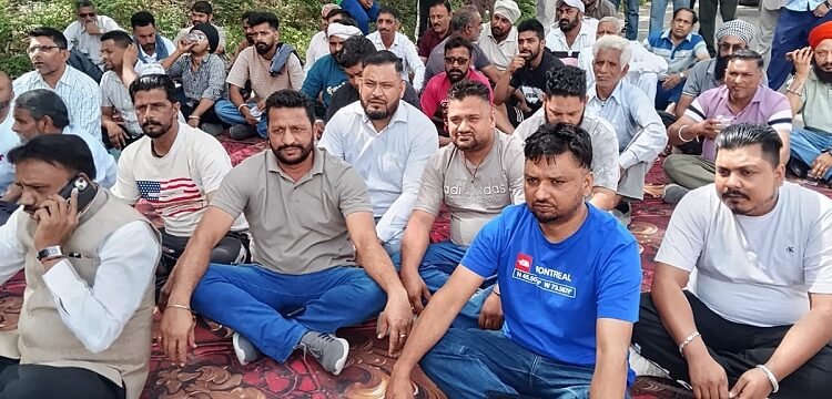 Major Protest by Azad Taxi Union in Amritsar; Sloganeering Against Himachal Government