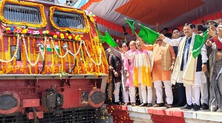 The Union Minister of State flagged off a special train bound for New Delhi.