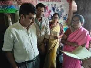Barabanki DM Conducts Surprise Inspection of Vaccination Centers; Issues Directives Regarding Health Services