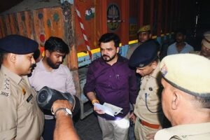 Administration Cracks Down on Illegal Mining, Transportation, and Overloading; District Magistrate and Superintendent of Police Conduct Nighttime Inspection
