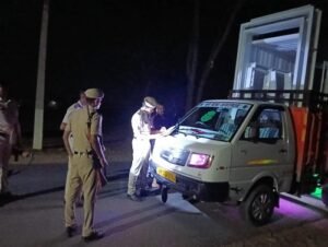 Sirsa Police conduct 'Night Domination' drive at Dholpaliya checkpoint; 66 vehicles inspected, 10 challans issued.