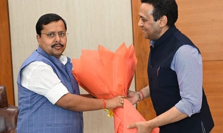 Questions Raised Over Sanjay Prasad's Presence at BJP Office; Photograph Fuels Political Speculation