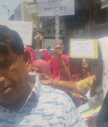 Municipal sanitation workers' indefinite strike continues; heaps of garbage pile up across the city, and vigorous protests against the government erupt in the markets.