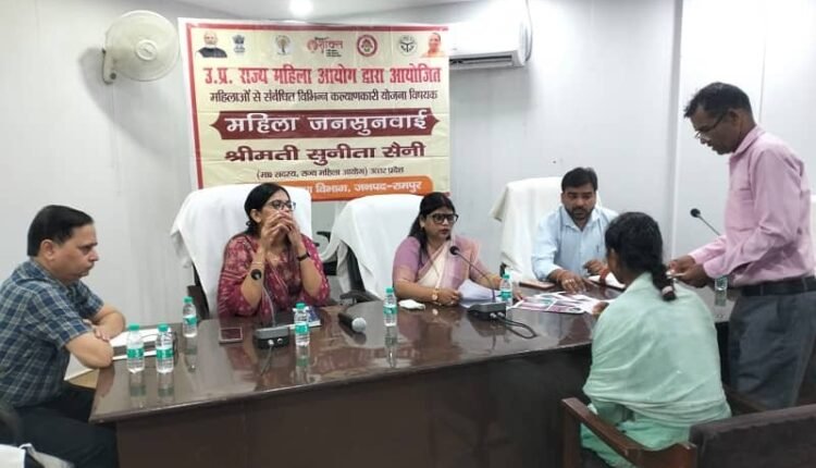 A member of the State Women's Commission heard grievances during a public hearing for women and issued directives for their prompt resolution.