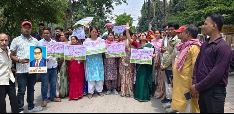 Smart Meter Row: SP Women's Wing Stages Gherao in Varanasi; 'Stop the Loot' Slogans Raised