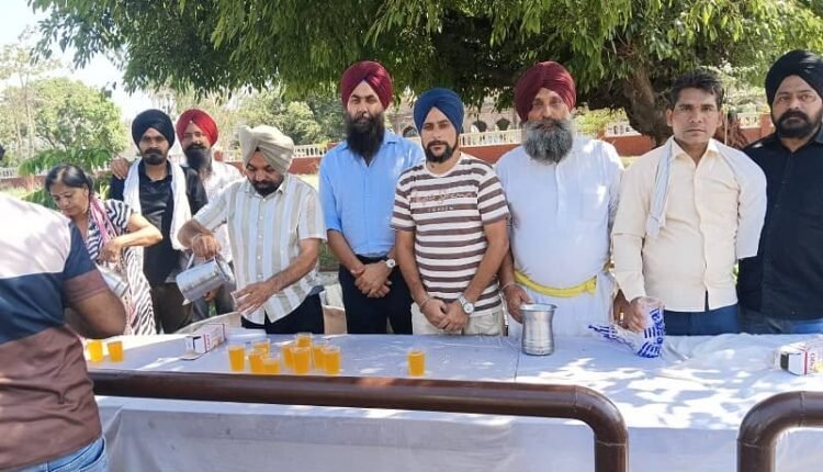 Sweet stall service near Vikas Bhawan in Rampur on behalf of Veer Khalsa Seva Samiti