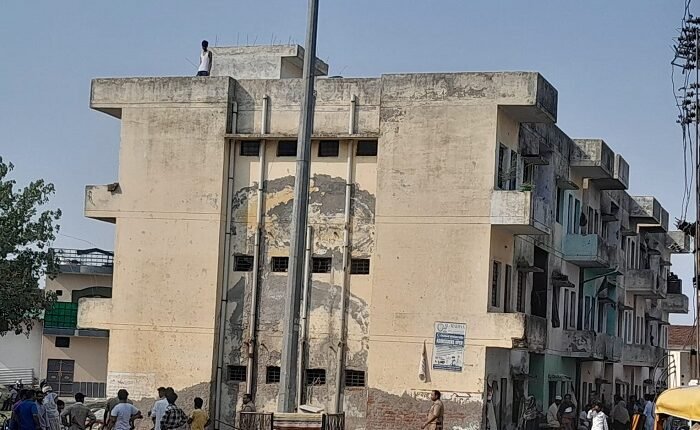 BJP leader Shahab Khan had sold a government quarter for Rs 5,000. The administration is ready to take further action against the BJP leader.