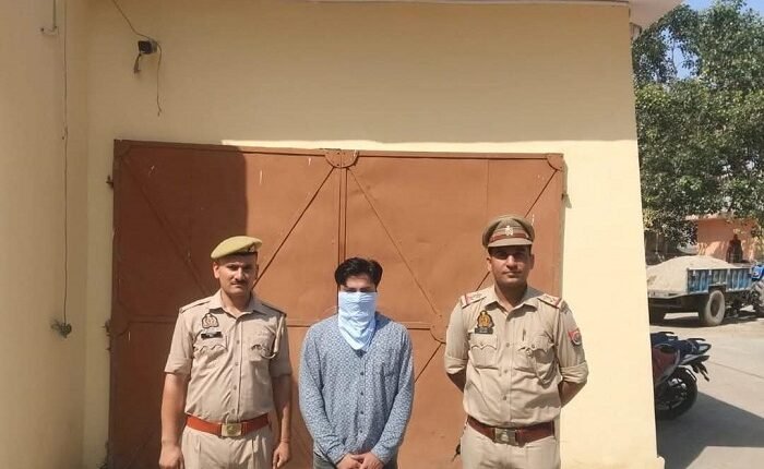 Rampur: A Junior Engineer (JE) from the Shankarpur power substation has been accused of enticing and abducting a minor; the minor was found in a room after 15 days, and the Shahzadnagar police have sent the accused JE to jail.