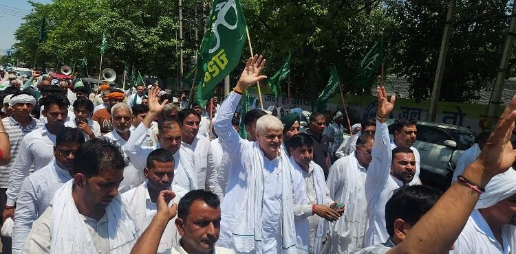 Protesting against the continuous hike in the prices of petroleum and gas cylinders, INLD took to the streets across all districts, staging vigorous demonstrations and submitting memorandums addressed to the Prime Minister to the Deputy Commissioners.