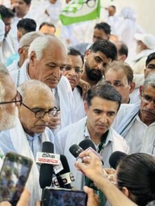 Protesting against the continuous hike in the prices of petroleum and gas cylinders, INLD took to the streets across all districts, staging vigorous demonstrations and submitting memorandums addressed to the Prime Minister to the Deputy Commissioners.