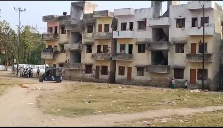 Warning Issued to Vacate Government Housing in Rampur; Administration Makes Announcement via Rickshaw