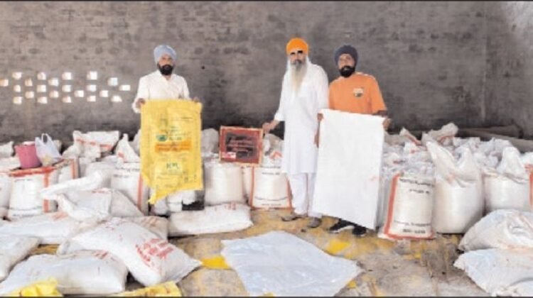 Urea Being Smuggled from Sirsa to Rajasthan! Farmer Leader Lakhwinder Singh Aulakh Arrives at the Scene; Alleges Black Marketing