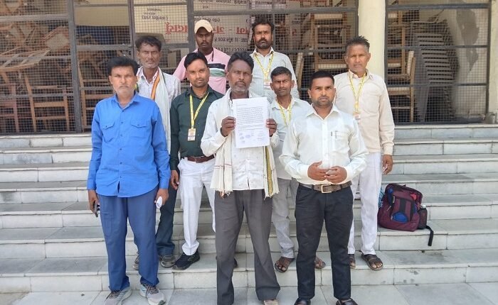 Members of the Valmiki community appealed to the District Magistrate for justice against the local *Lekhpal* (revenue official) and the accused, demanding that the path be cleared; the District Magistrate gave an assurance.