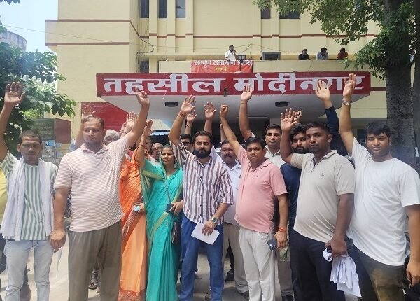 Demand raised to remove encroachments along the Govindpuri-Sara Road; villagers submitted a memorandum during 'Tehsil Diwas'.