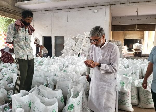 Chairman of the Seed Development Corporation plant conducts surprise inspection; checks quality and other arrangements.