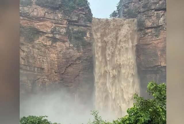 Sudden rise in water levels at Tutla Bhawani; devotees stranded mid-stream rescued