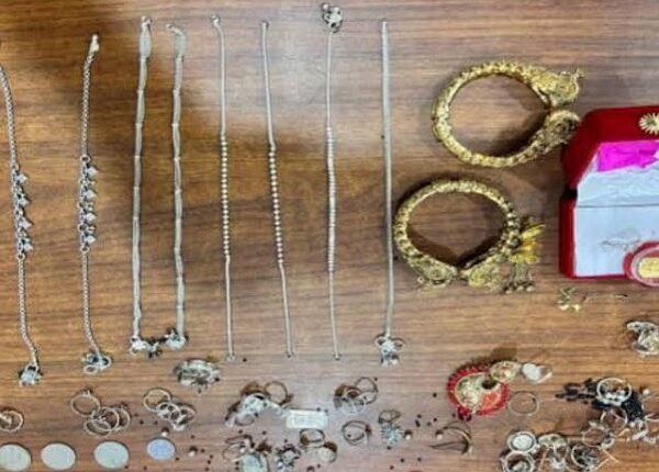 Case of gold and silver jewelry and cash theft from a house solved; three accused arrested.