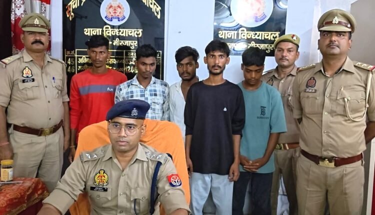 mirzapur-mobile-theft-gang-arrested-11-stolen-mobile-recovered