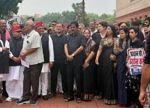 Opposition protests in Parliament complex in support of students; Congress accuses government of suppressing democratic rights.