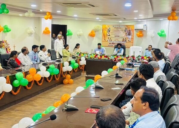 Launch of the Chief Minister's Cashless Medical Scheme for Teachers; symbolic certificates distributed to teachers from Rampur.