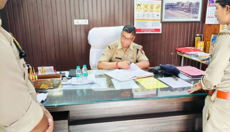 rampur-sp-anil-kumar-singh-surprise-inspection-thana-ganj