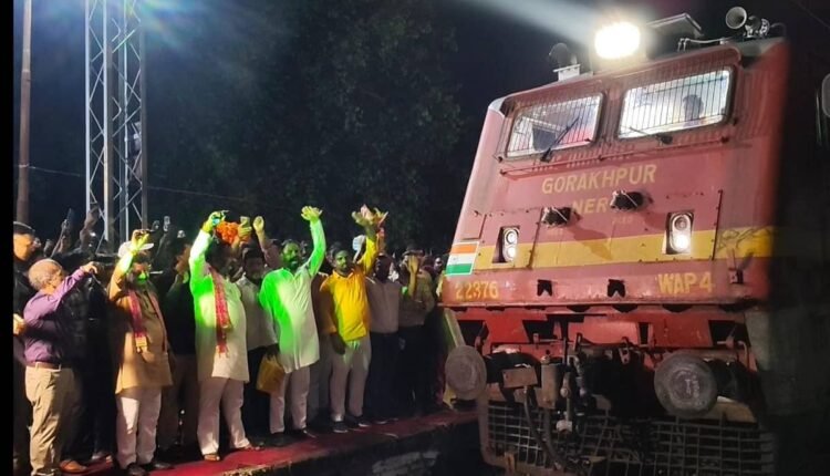 patliputra-gorakhpur-mail-express-stop-started-at-kathkuiyan-station